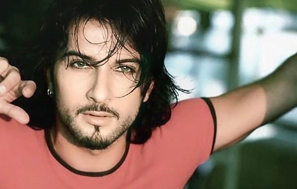 2. Megastar Tarkan'ın müzik dünyasına o meşhur dansıyla adım attığı ilk parçası hangisiydi?