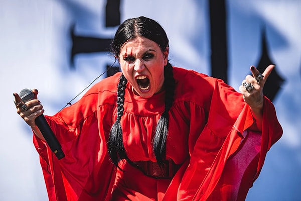 3. Cristina Scabbia hangi grubun vokalistidir?