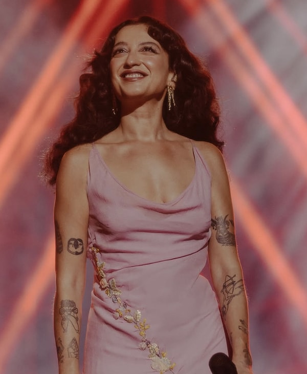 Son yıllarda Türk pop sahnesinde adından en çok söz ettiren isimlerden biri olan Melike Şahin, güçlü vokali ve duyguyu iliklere kadar hissettiren şarkılarıyla geniş bir hayran kitlesi yakaladı.