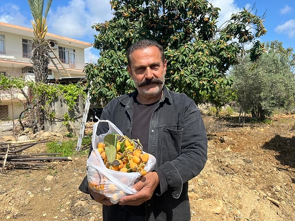 Ürünlerin israf olmasına gönlü razı gelmeyen Erdoğan, sosyal medya hesabından bir canlı yayın yaparak tüm vatandaşları bahçesine davet etti.