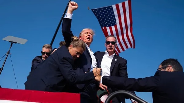 Donald Trump'ın kendisine düzenlenen suikast girişimi sonrasındaki ikonik fotoğrafı.