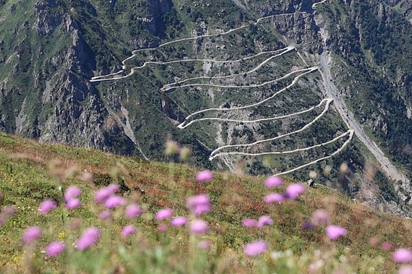 "Her virajda aynı sahne yaşanırdı. Kamyon durur, muavin elinde takozla iner, araç bazen 5-10 manevrayla virajı dönebilirdi."