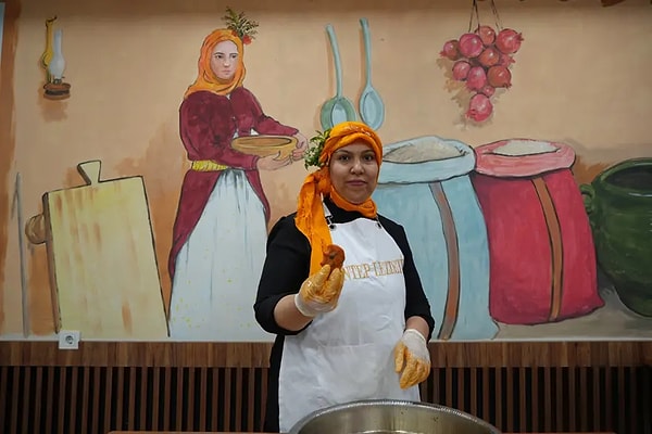 Kısa süre içinde sadece yardımcı olmaktan çıkıp üretimin ana sorumlusu haline gelen Kalkan, Gaziantep mutfağının güçlü lezzetlerini menüye taşıdı.