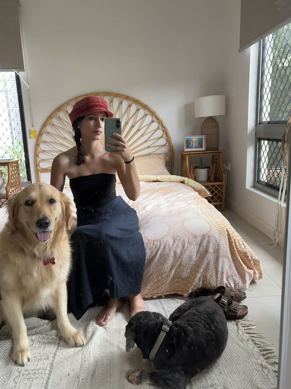 Ev bakıcılığının en büyük avantajlarını, yalnız yaşama imkânı, evcil hayvanlarla vakit geçirme ve mali yüklerden kurtulma olarak sıralayan Little, geçmişteki kötü ev paylaşımı deneyimlerinin bu tercihi yapmasında etkili olduğunu ifade ediyor.