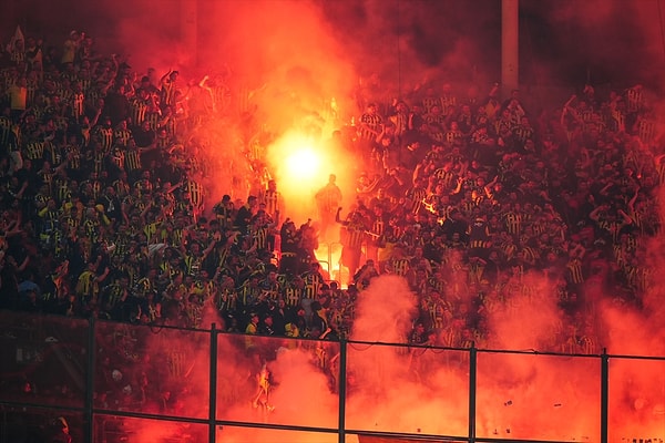 Tribünde paniğe yol açtı.