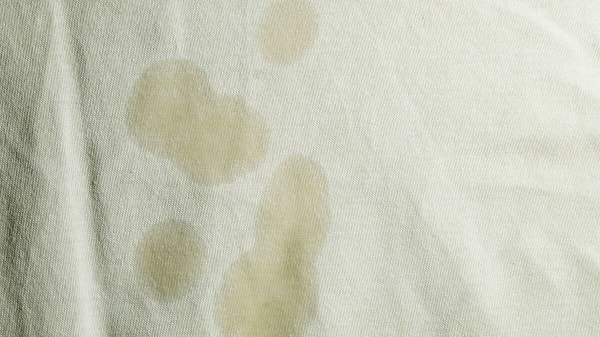 Evde dakikalar içinde uygulanıyor: Yağ lekesi nasıl çıkar?