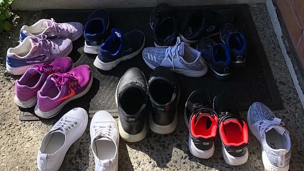 Apartman yaşamında nezaket kuralı olarak görülen kapı önüne eşya bırakma konusu, artık mülkiyet hakkını tehdit eden ağır bir hukuki yaptırıma dönüştü.