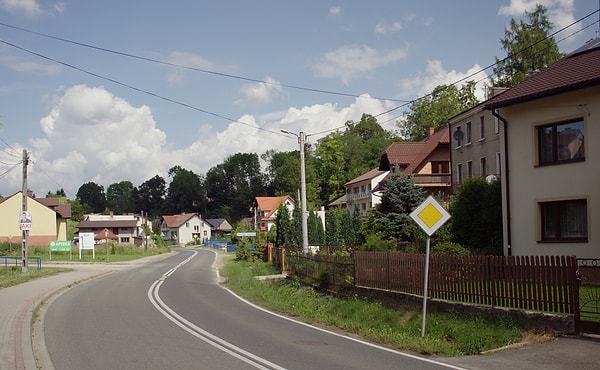 Dışarıdan kartpostal gibi, içeride hayat o kadar da kolay değil.