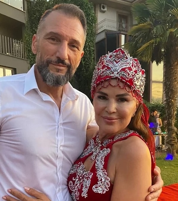 Magazin dünyasının yakından tanıdığı isimlerden biri olan Nuray Sayarı, yıllardır yaptığı burç yorumları ve astroloji programlarıyla geniş bir kitleye hitap ediyor.