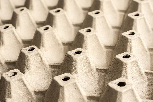 Yumurta kartonlarındaki karakteristik pütürlü yüzey rastgele değil, mühendislik hesabıyla tasarlanmıştır.