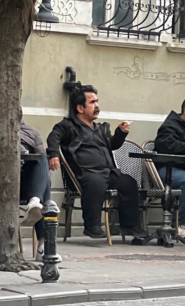 Alpaslan Özmol, uzun bir aranın ardından bu kez Cihangir sokaklarında ortaya çıktı.