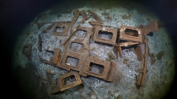 Aynı noktada yüzlerce yılın izleri var.