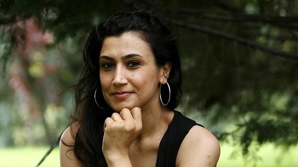 Magazin dünyasından televizyon dizilerine kadar hemen her konuda bilgiyi okuyucuyla bulaştıran Gazeteci Birsen Altuntaş bu sabah bir sürprizle karşılaştı.