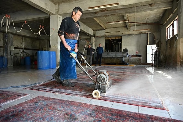 Antika görünümlü halıları elde etmek için yola serip bekliyorlar.