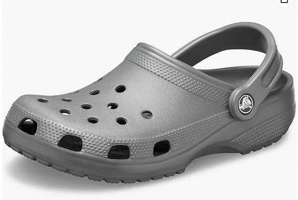 Crocs Classic Terlik, hem plajda hem de günlük gezilerde ayağınızdan çıkarmak istemeyeceğiniz bir hafiflik sağlıyor.