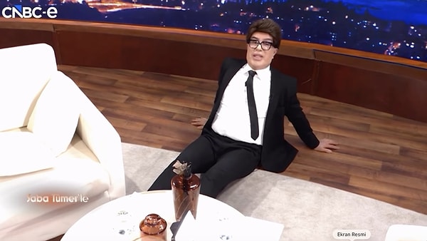 Ünlü sanatçı Yılmaz Morgül, Saba Tümer'in programında bir anda yere yatıp spor yapmaya başladı.