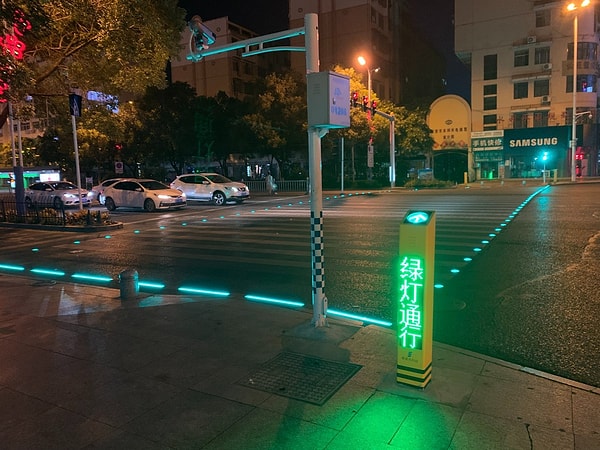 Seul’de trafik ışıkları yere yerleştirildi! Hedef telefon bağımlısı yayalar