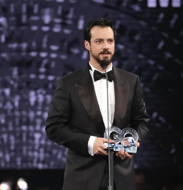 Mert Yazıcıoğlu, one of the most striking young actors of recent times, is frequently making waves, particularly with his portrayal of the character Orhan Bey in the series 'Kuruluş Orhan'.