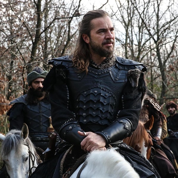 Engin Altan Düzyatan, Türkiye’de özellikle tarihi yapımlarla özdeşleşmiş bir isim.
