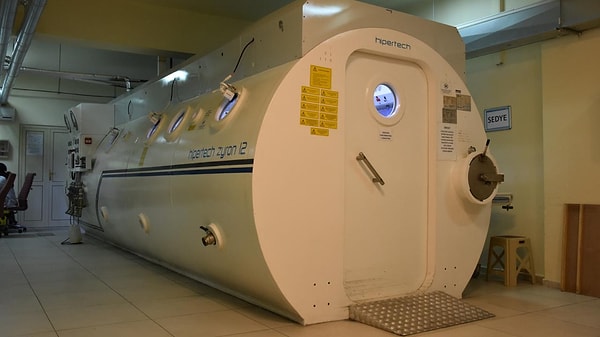 Tedavi sürecini yöneten Su Altı Hekimliği ve Hiperbarik Oksijen Tıp Anabilim Dalı Başkanı Doç. Dr. Selin Gamze Sümen, bu tür vakalarda zamanın önemine dikkat çekti.