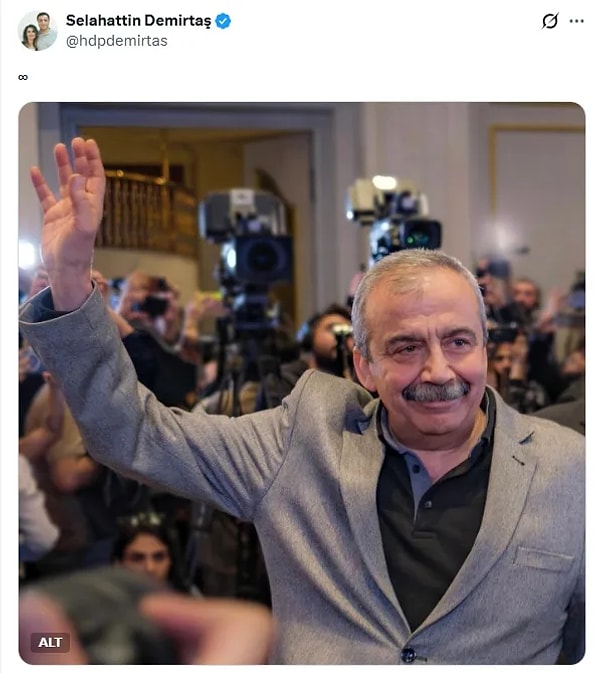 Selahattin Demirtaş da Sırrı Süreyya Önder'in fotoğrafını paylaşarak andı.