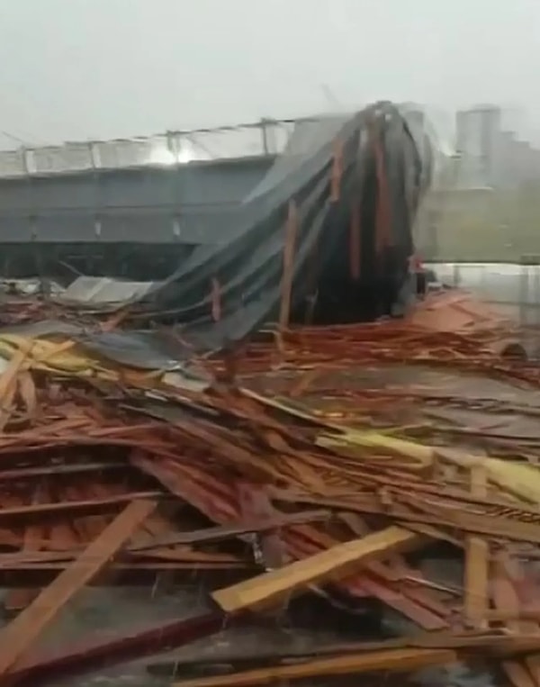 Meteorolojik verilere göre yağışların 4 Mayıs sabahına kadar etkisini sürdürmesi beklenirken, her iki ilin valiliği de vatandaşları olası risklere karşı uyardı.
