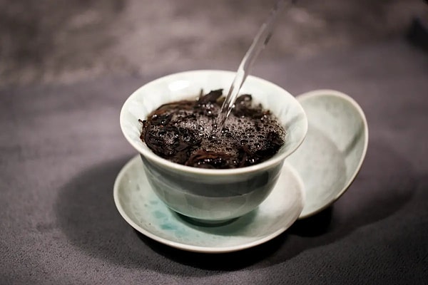 Çay yapraklarında bulunan proteinler de köpük oluşumuna katkı sağlar.