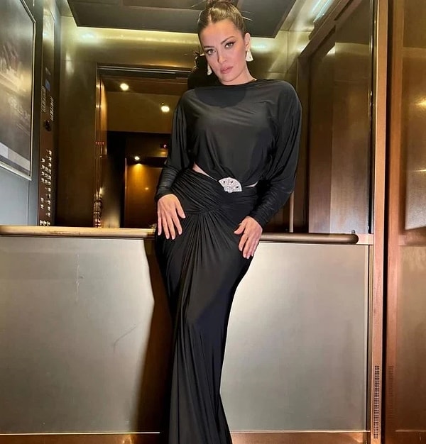Son yıllarda hem oyunculuğu hem de kendine has mizahıyla adından sıkça söz ettiren İrem Sak, kariyerine televizyon skeç programlarıyla adım atmış, ardından yer aldığı dizi ve film projeleriyle geniş bir hayran kitlesine ulaşmıştı.