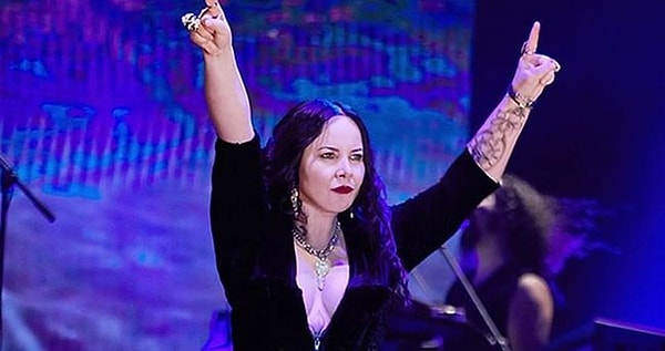 Türk rock müziğinin efsane isimlerinden Şebnem Ferah, uzun bir aranın ardından yeniden konser vereceğini duyurdu, yüzlerce kişi bilet gününü beklemeye başladı.