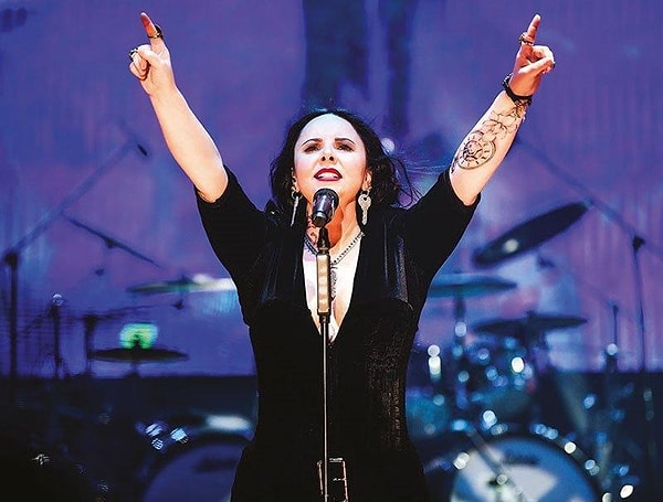 Türk rock müziğinin güçlü ismi Şebnem Ferah, 3 Haziran’da KüçükÇiftlik Park’ta vereceği konserle geri dönüş yapmaya hazırlanırken, bilet satışlarında yaşanan yoğunluk herkesi şaşkına çevirdi.