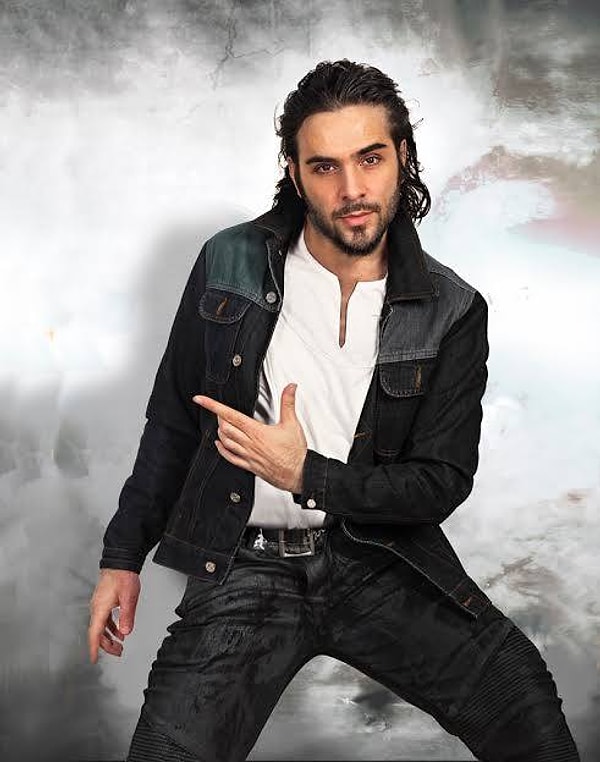 Ismail YK, who left an indelible mark on the 2000s with his hit songs, energetic stage performances, and unique style, is now making headlines not with his music, but with his age-defying appearance.