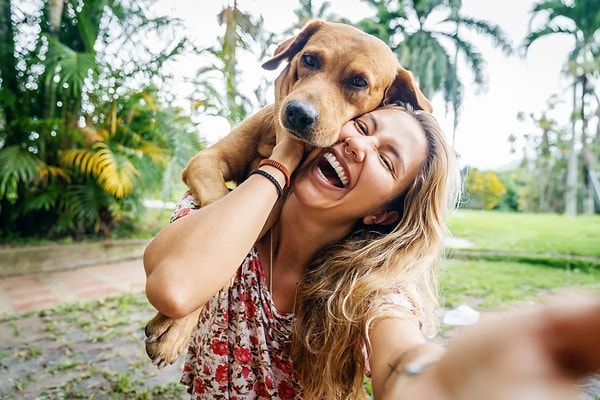 Duke Üniversitesi'nden Brian Hare'in köpek bilişi üzerine yaptığı araştırmalar, köpeklerin de bu süreçte oksitocin salgıladığını gösteriyor.