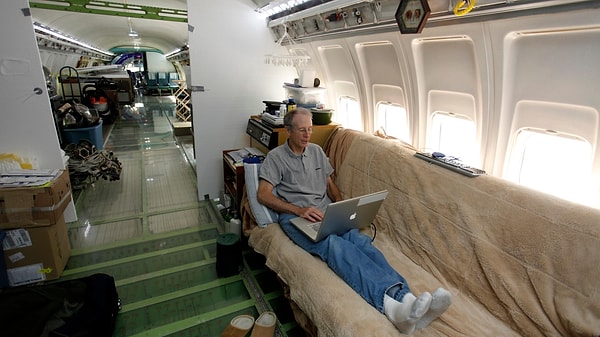 Bruce Campbell 20 yılı aşkın süredir Boeing 727’nin içinde yaşıyor