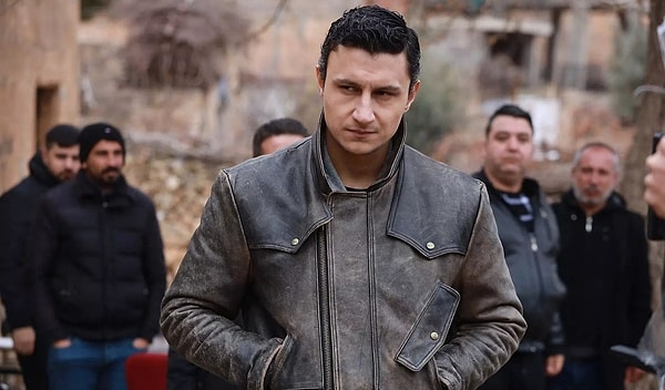 2 sezondur pazartesi akşamlarının en çok reyting alan dizisi olan Uzak Şehir'in sezon finaline doğru kritik ayrılıkların yaşanacağı açıklandı.
