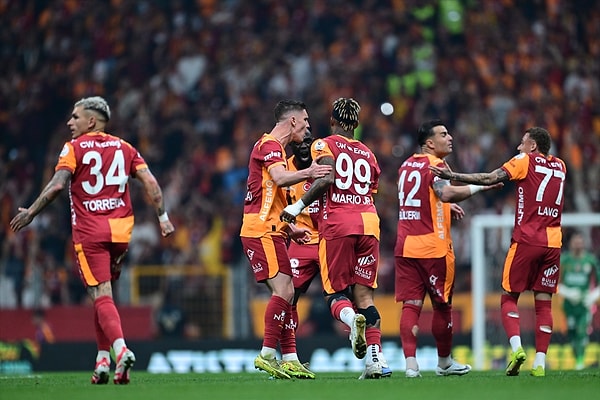 Osimhen bir kez daha sahnede...