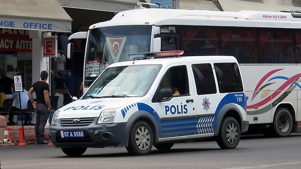 Mavi rengin insan psikolojisi üzerindeki etkisi, polis araçlarında kullanılmasının temel nedeni.