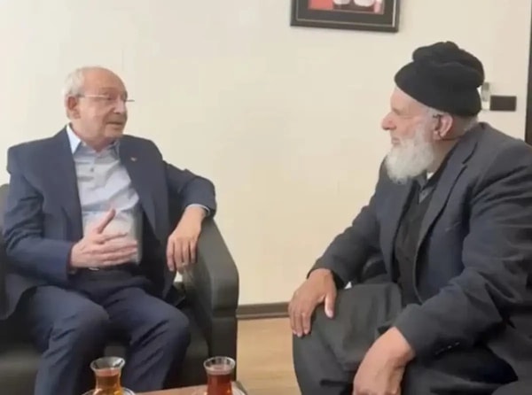 Yıllar sonra kucaklaşıp helalleştiler.