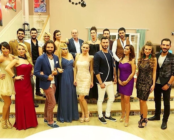 Bir döneme damga vuran evlilik programlarından biri olan Kısmetse Olur, 2015 yılında yayın hayatına başladığında kısa sürede Türkiye’nin en büyük televizyon fenomenlerinden birine dönüşmüştü.
