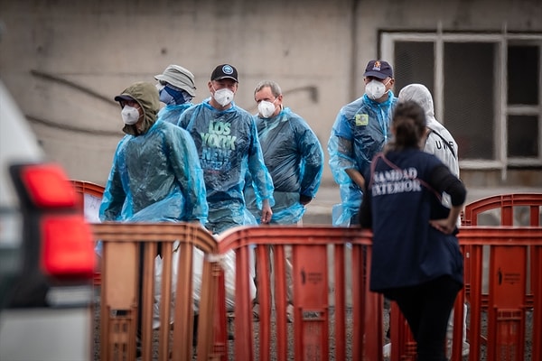 Liman girişine demir atan gemideki 23 ulustan yaklaşık 150 kadar yolcu ve mürettebatın tahliye işlemleri devam ediyor.