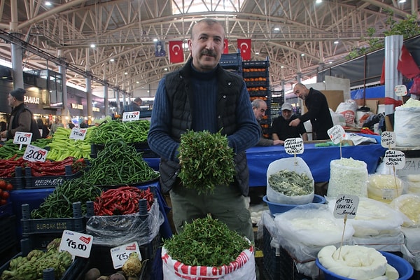 Toplama zahmetine katlanamayanlar için madımak, Sivas pazarlarında yerini aldı.