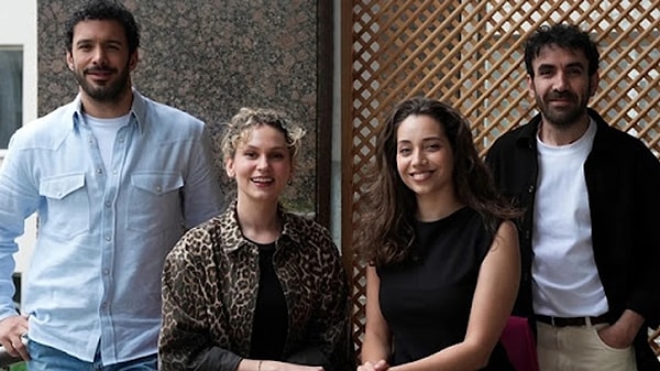 Farah Zeynep Abdullah, çekim süreci devam eden Soy filminin setinde vücudunda oluşan morlukları paylaştı.