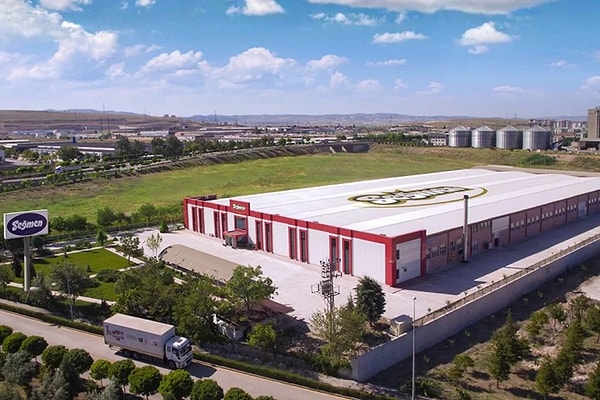 Ürünleri birçok zincir markette de bulunan Seğmen Kardeşler Gıda Üretim ve Ambalaj Sanayi A.Ş. için rekor fiyat ödendi.