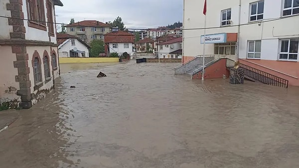 Meteoroloji Genel Müdürlüğü’nün "sarı kodlu" uyarısının ardından gelen bu sel felaketi, ilçede 1988 yılında yaşanan benzer bir taşkını hafızalara getirdi.