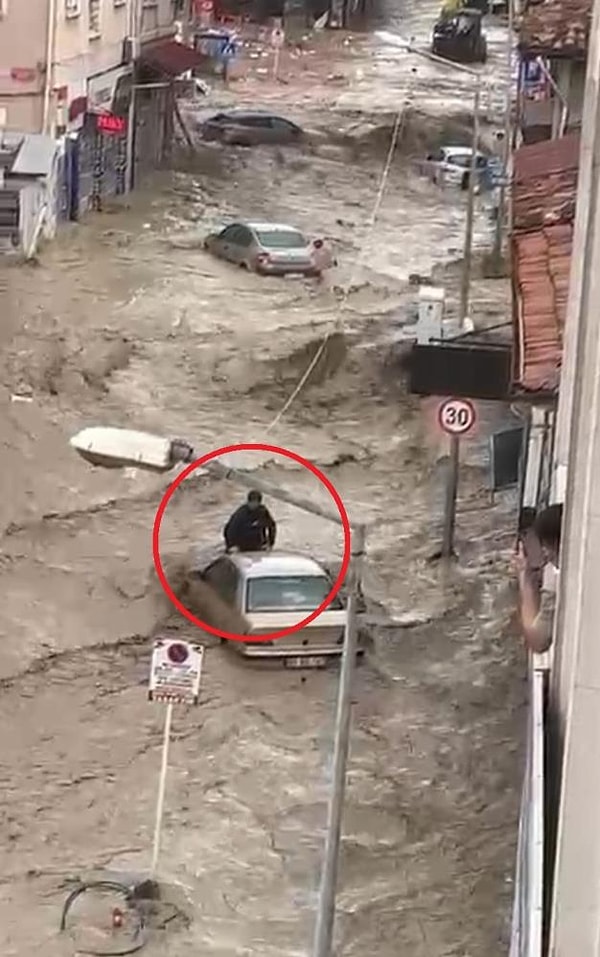 Samsun’un Havza ilçesinde sele kapılan otomobilin üzerinde ölümle burun buruna gelen vatandaş, ekiplerin zamanında müdahalesiyle kurtarıldı.