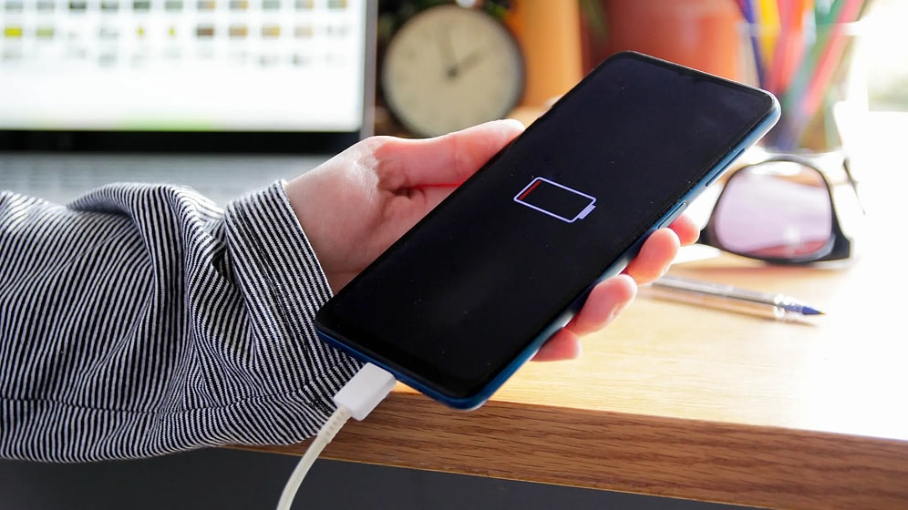 Experts Issue Urgent Warning for Users Who Charge Phones to 100 Percent