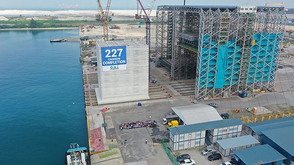 On Katlı Bina Yüksekliğindeki Beton Bloklar Deniz Tabanına İndiriliyor