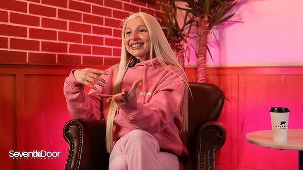 AURA Suzy Roumenov Kariyeri, Şarkıları ve Instagramı