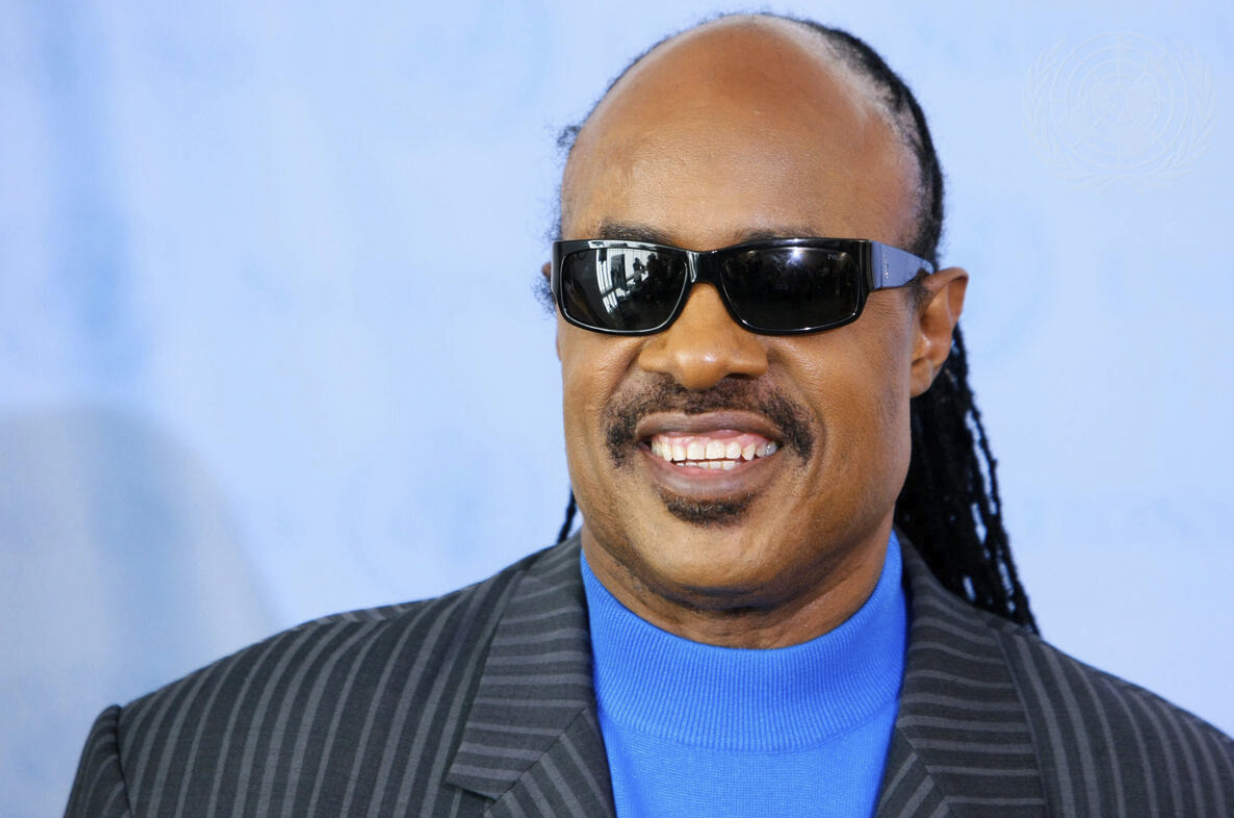 6. Stevie Wonder aslında tamamen görebiliyor.