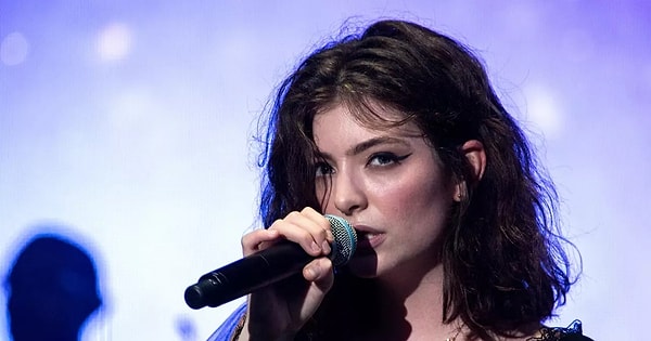 8. Lorde aslında kırk yaşında bir kadındır.