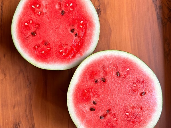 Yüzde 92'si sudan oluşan, düşük kalorili yapısıyla diyetlerin baş tacı olan karpuz; A ve C vitaminleri, likopen ile potasyum deposudur.